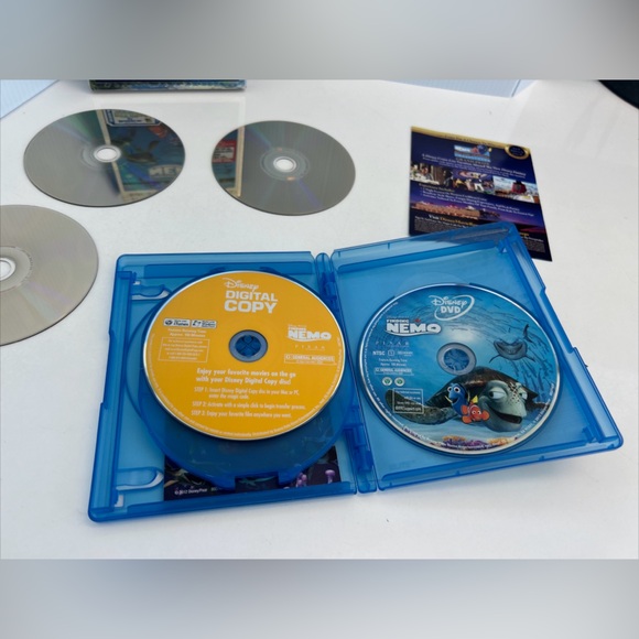 Finding Nemo 3D Blu-ray DVD 5-Disc Set Ultimate Edition Lenticular Slipcover - Picture 10 of 12